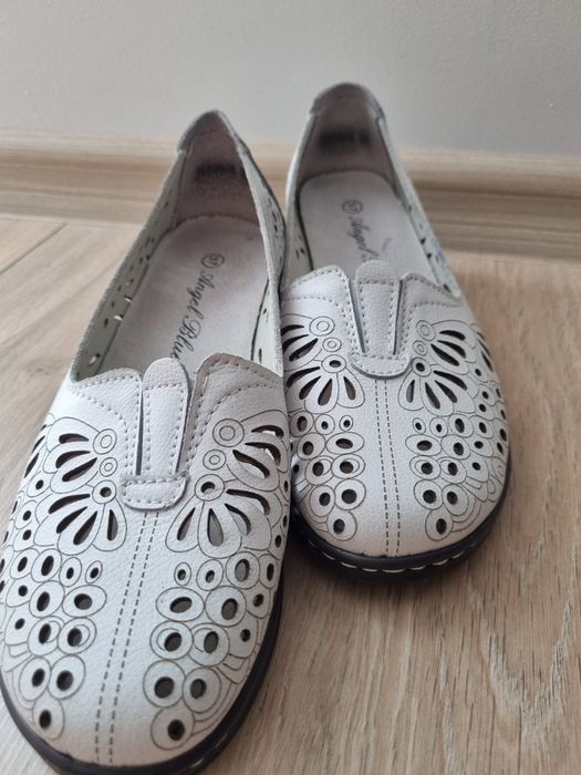 Pantofi / balerini albi din piele naturala marimea 37