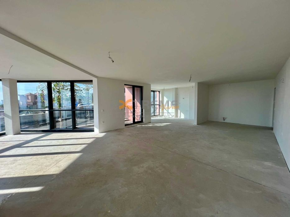 Продава се Четиристаен апартамент в Варна, м-т Св. Никола - 263 кв.м за 2013 €/кв.м - Снимка #2