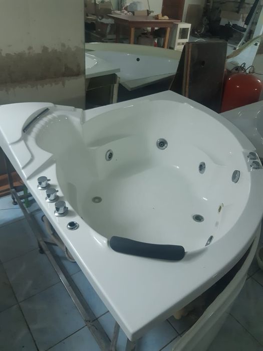 Продам угловые джакузи