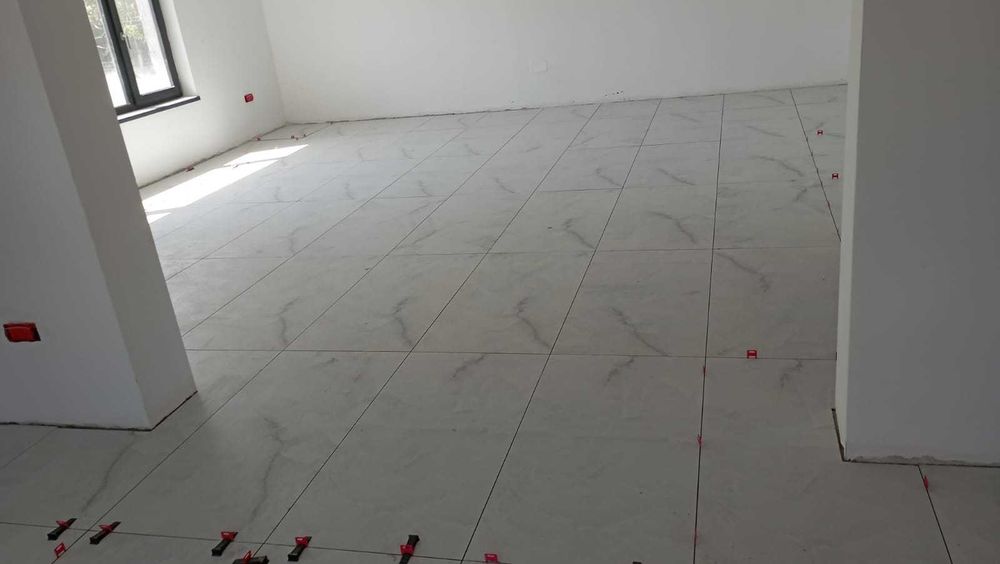 Firma executam montaj faianta si gresie suprafete mari