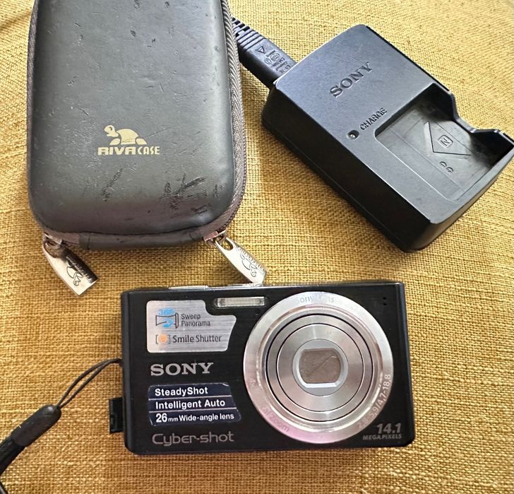 SONY Фотоаппарат Работает отлично.