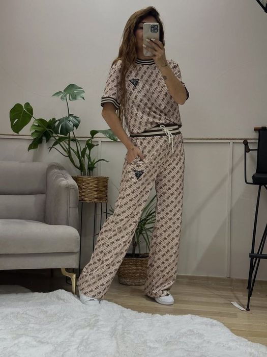 Compleu Guess 
Marimi L
Preț 240 lei