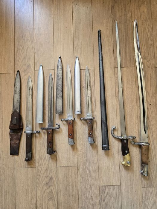 Колекция от стари саби щикове и ножове.