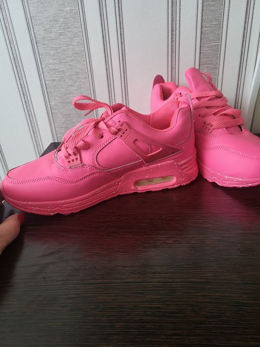 Продам новые красовки, цена 2000