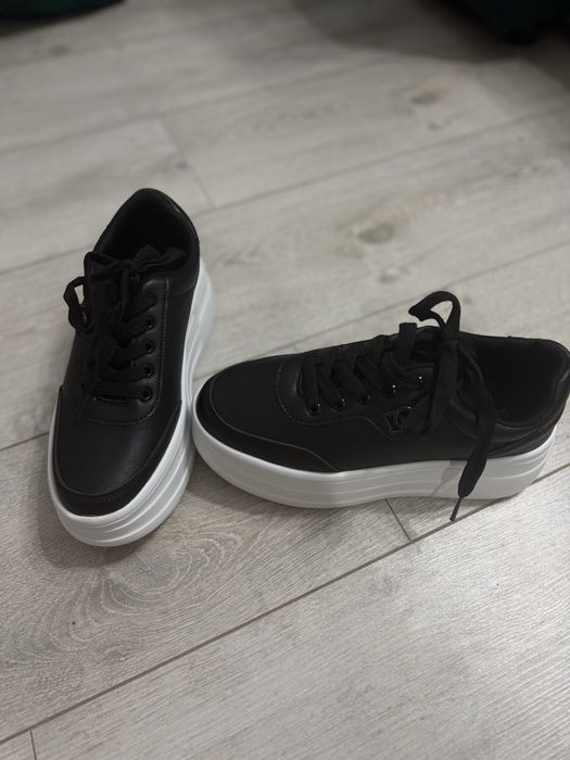 Крассовки черные новые