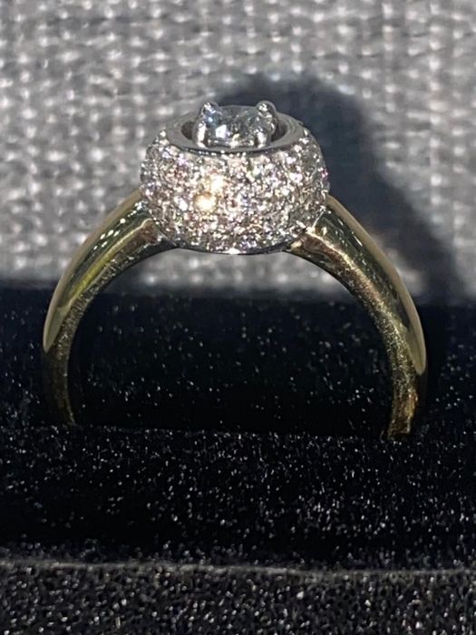 Продам золотое кольцо с бриллиантами.