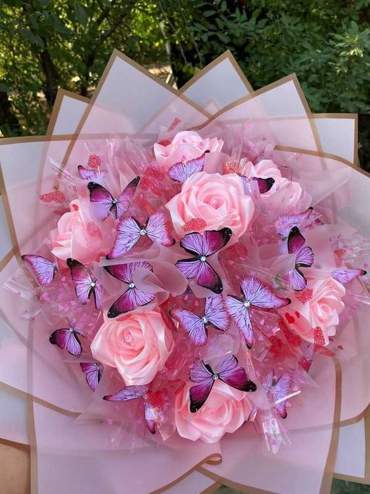 Светещ вечен букет от пеперуди и цветя.  имен ден свети валентин