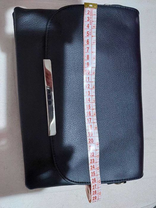 Женские сумочки на длинном ремешке .