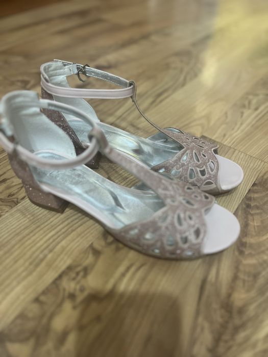 Елегантни обувки с токче