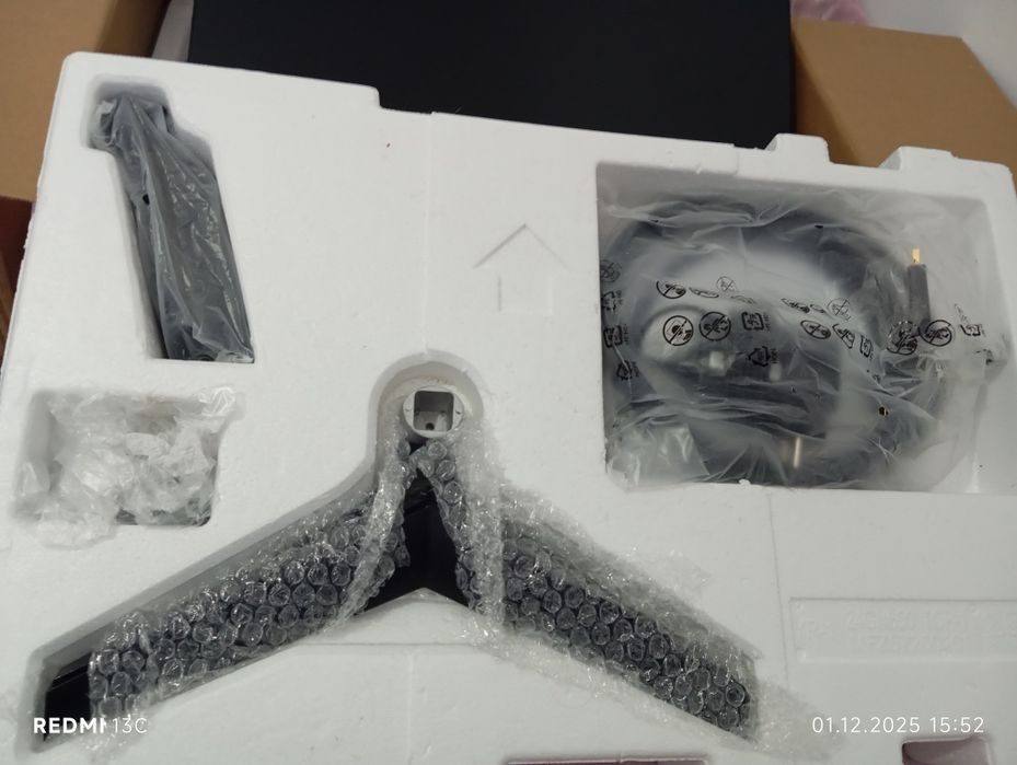 Монитор LG  в упаковке