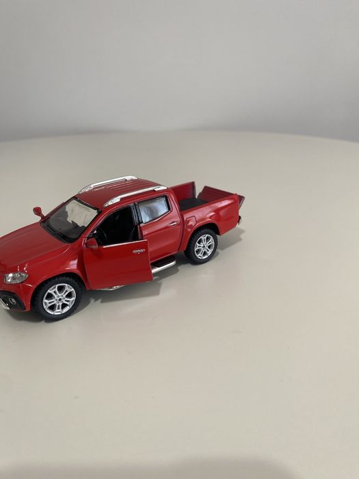 1:42 Kinsmart Mercedes-Benz X-Class