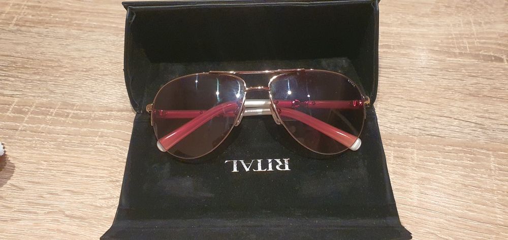 Продавам слънчеви очила