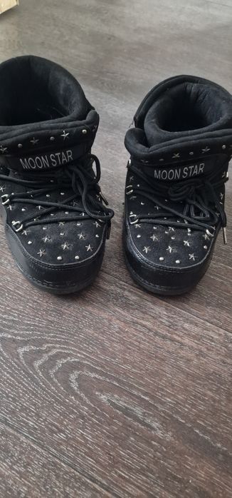 Продам зимние черные ботинки, угги. Модные, красивые.