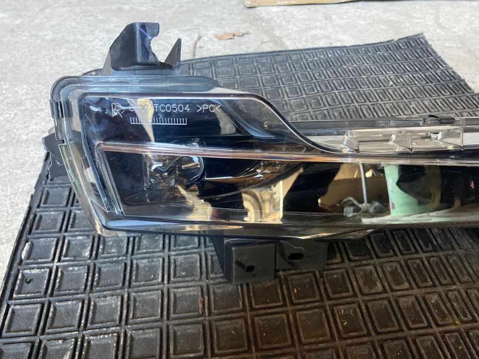 Десен халоген Tesla 3. 2017-2023. Дневна светлина.