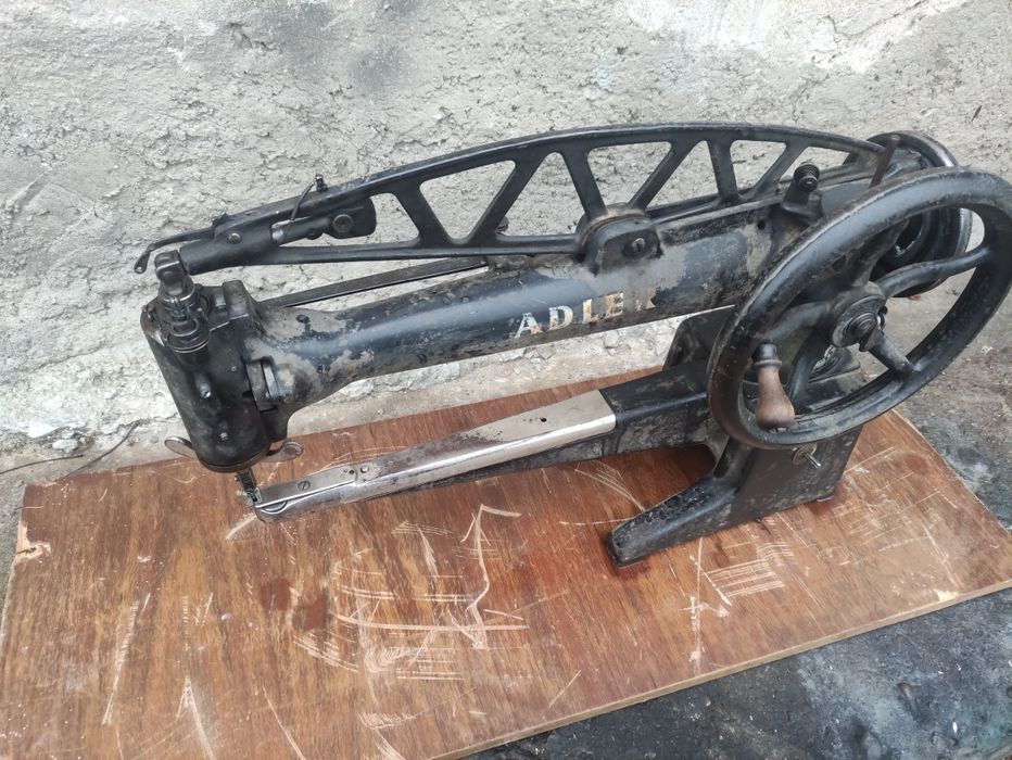 Продавам оригинална немска сарашка машина ADLER.