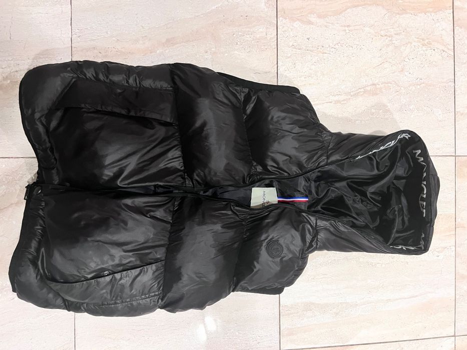 Moncler Елек в черен цвят