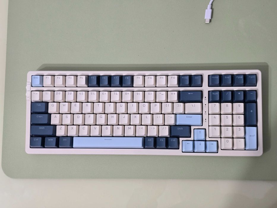 Tastatură mecanică FREEWOLF K8 – Wireless + RGB – Hot Swap