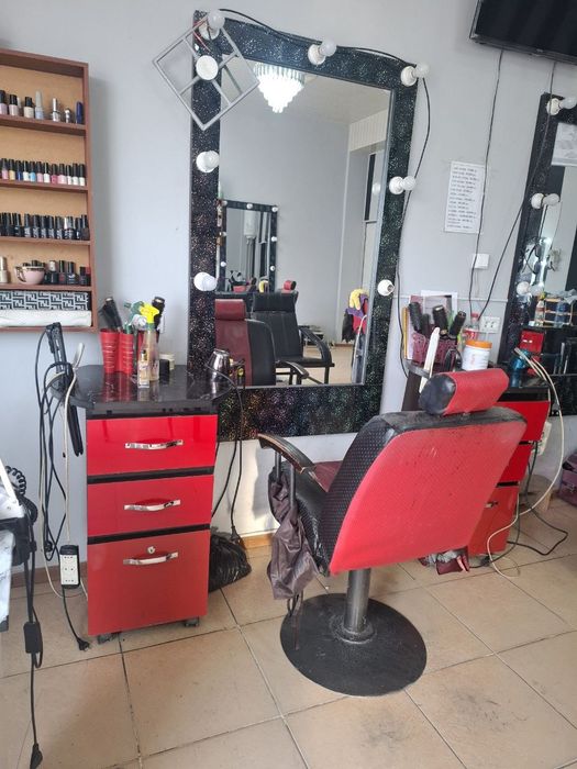 Аёллар салонидаги ойна ва тумбочкалар сотилади. Холати жуда зур