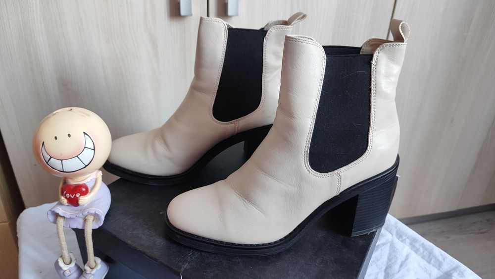 Чисто нови бежови боти с черен ток "Сърничка"