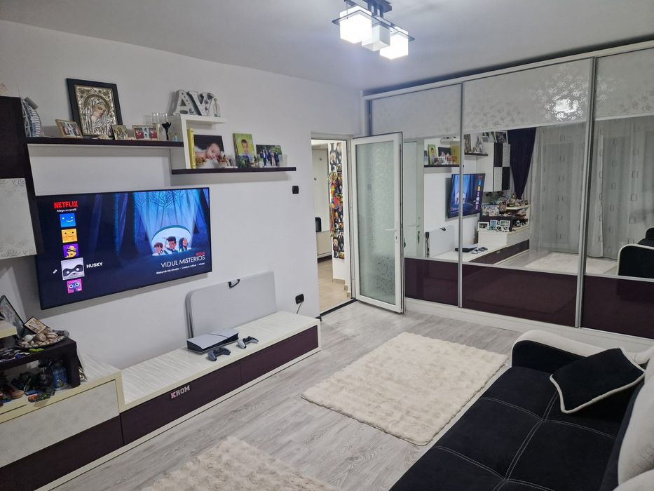 Vând apartament zona 9 mai