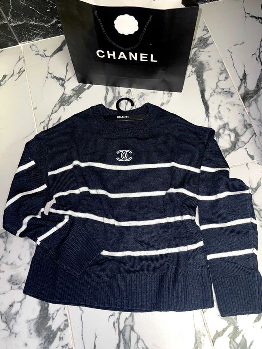продавам тъмно син пуловер на райе на шанел chanel с чанта много мек