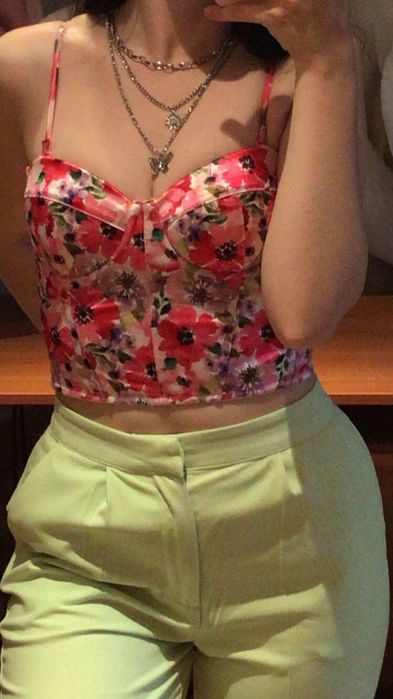 Бюстие на цветя Amisu