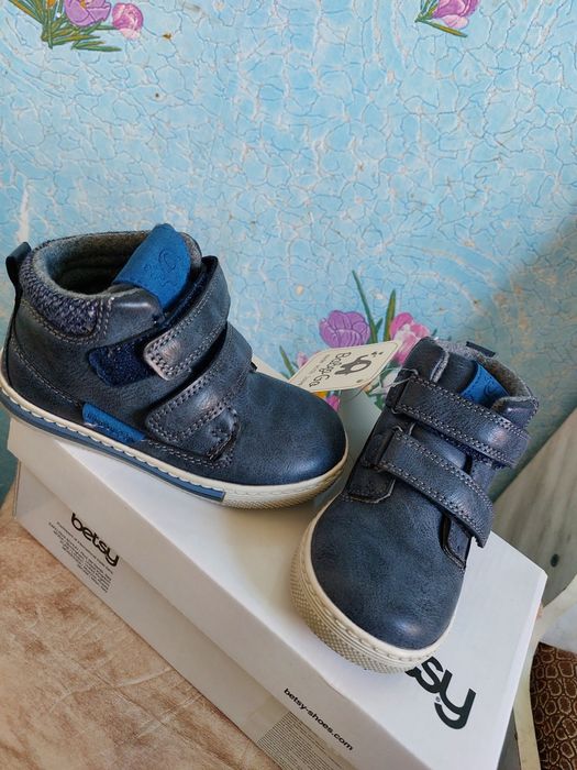 Ботинки 25 р.на мальчика. Новые.