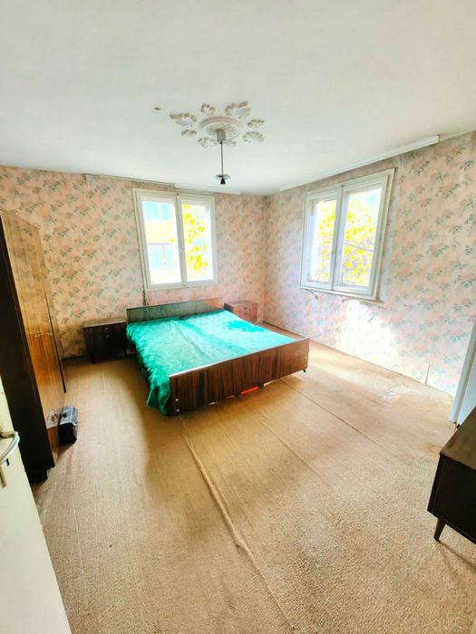 Продавам двуетажна къща в гр. Перник кв. Ралица