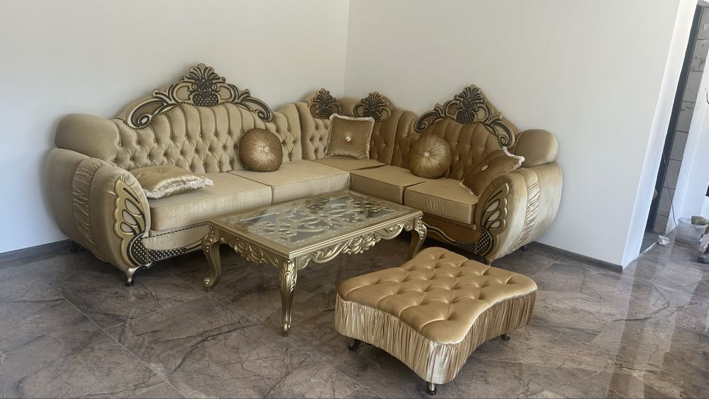 Златен диван с орнаменти