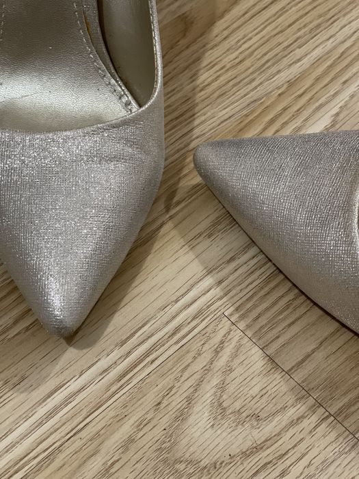 Pantofi aurii eleganti