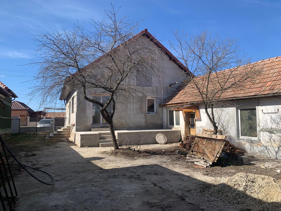 Casă de vânzare cu teren