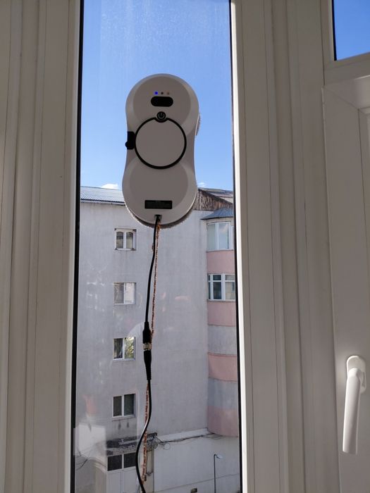 Robot curățat geamuri