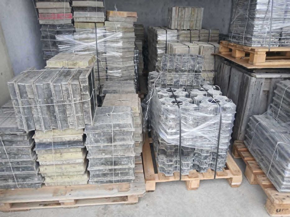 Продавам употребявани  калъпи за бетонови изделия. Цена от 0,30 евро/бр.