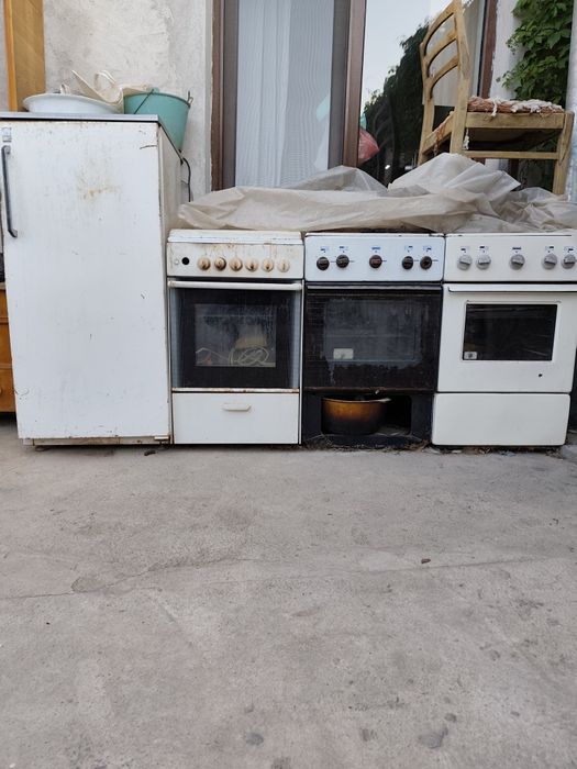 Продаются газ плиты и холодильники оптом.