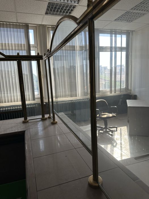 банкови гишета, бар, тизгях с автентична визия