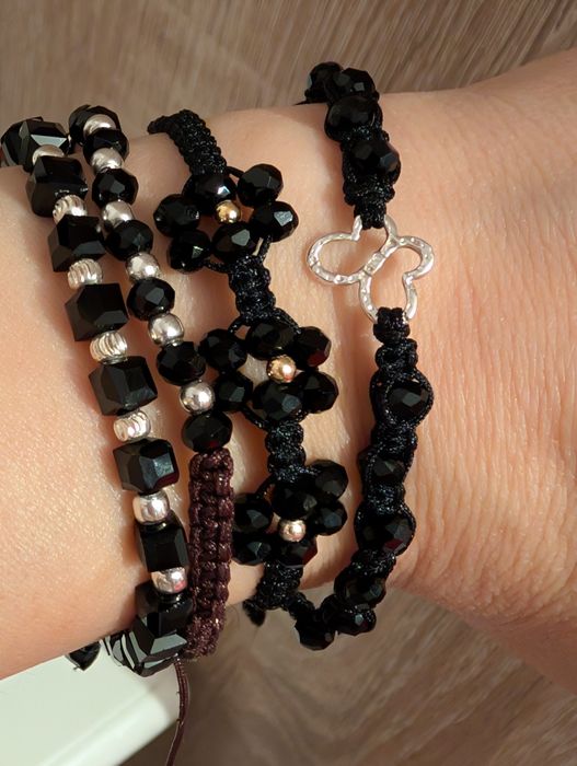 Bratari cu bilute de argint, aur și inel cu șnur.