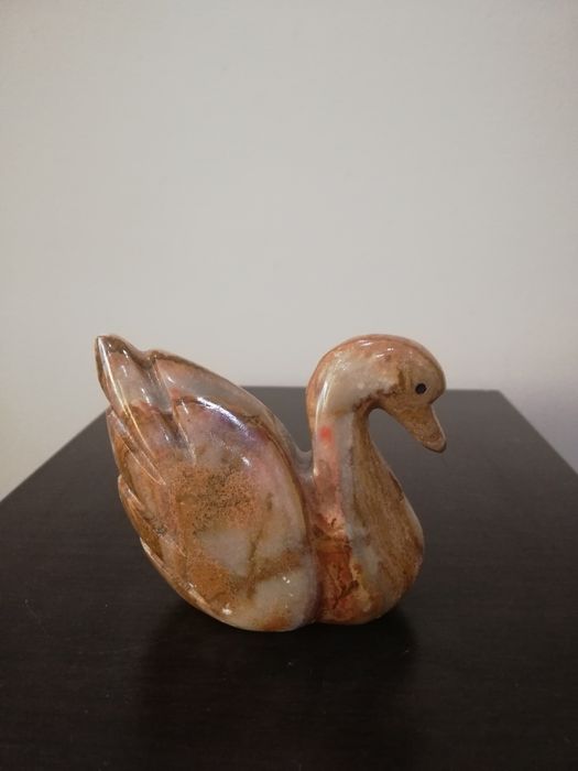 Прекрасна фигурка на лебед от оникс.