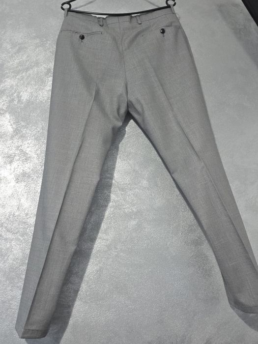 Costum cu vestă și cravată