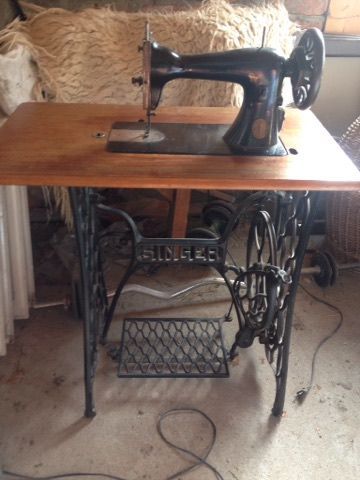 Vand masina de cusut veche SINGER nemteasca in stare de funtionare