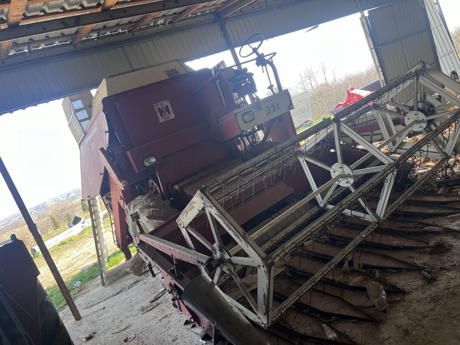 Vand combina International 321, in stare de functionare