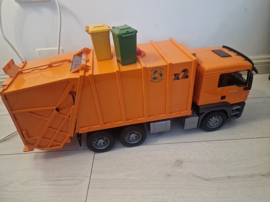 Camion de gunoi si tractor Bruder