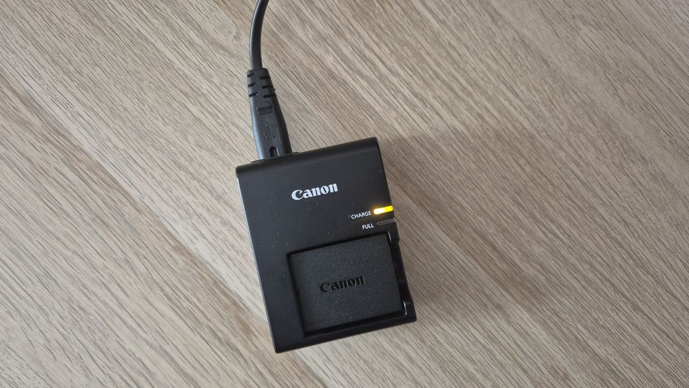 Aparat foto DSLR - Canon EOS  2000D