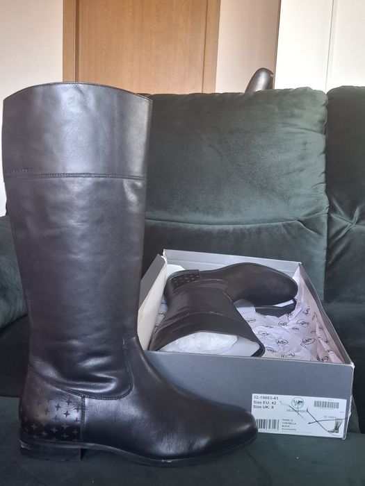 Cizme de piele negre înalte.