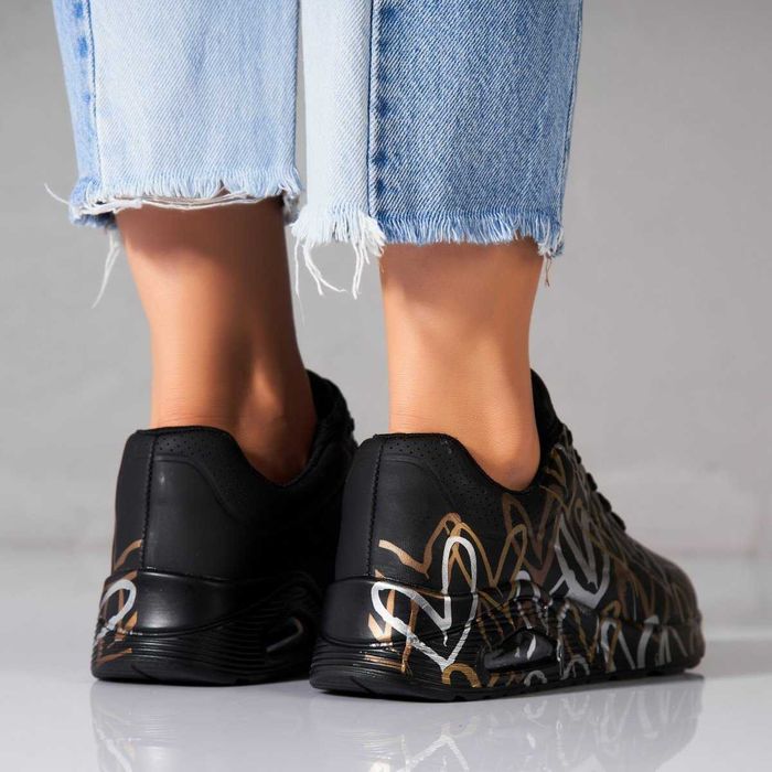 Дамски спортни обувки от еко кожа Черни с принт сърца