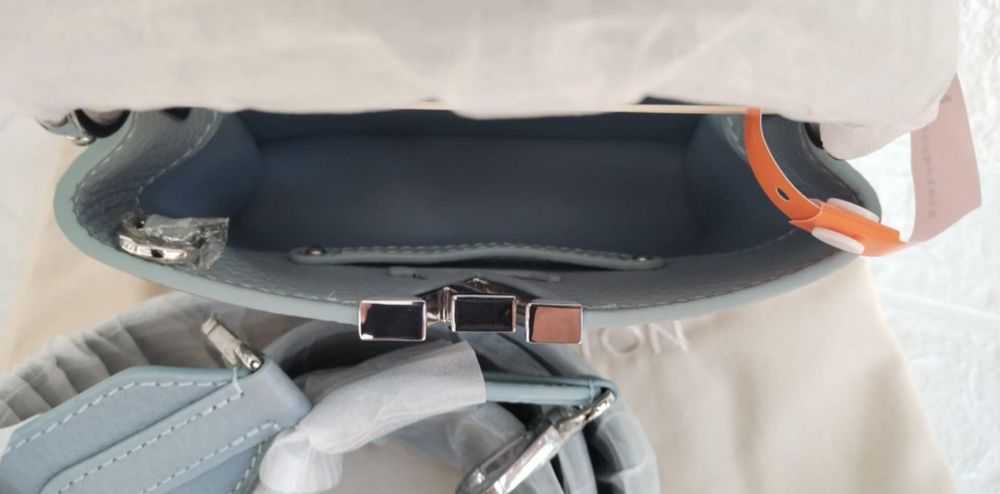 Светло синя baby blue Louis V