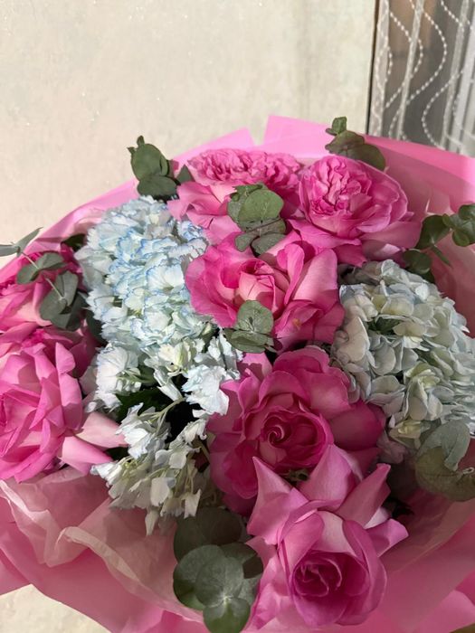 Букет из гортензий и роз