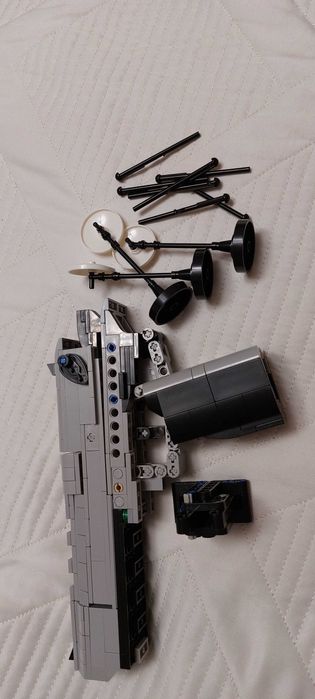 Серый лего пистолет стреляет