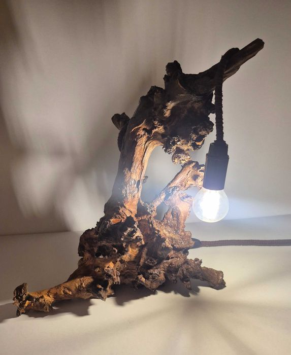 Лампа от естествено дърво