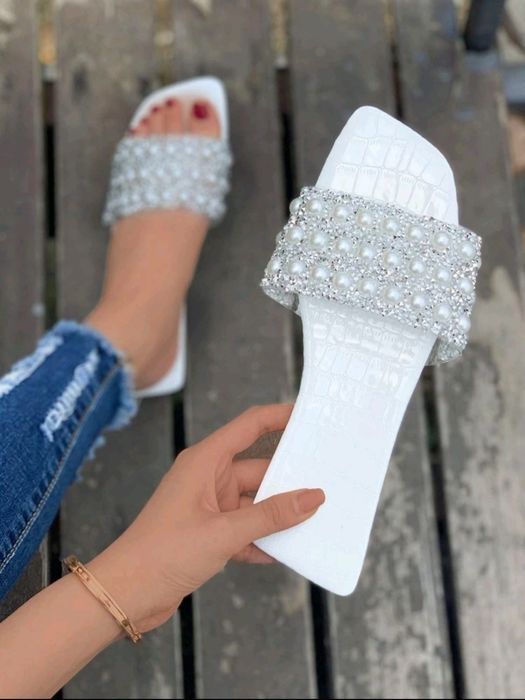 Papuci cu perle albi