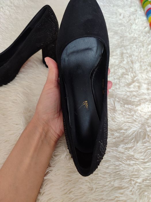 Продам замшевые туфли